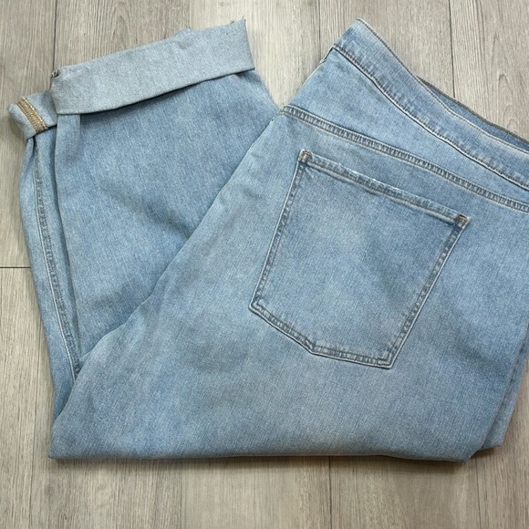 Old Navy Women’s Plus Size Boyfriend Cuffed Distressed Jeans Size 28 - Picture 7 of 7